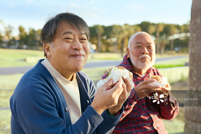 老年男性在吃早餐图片素材