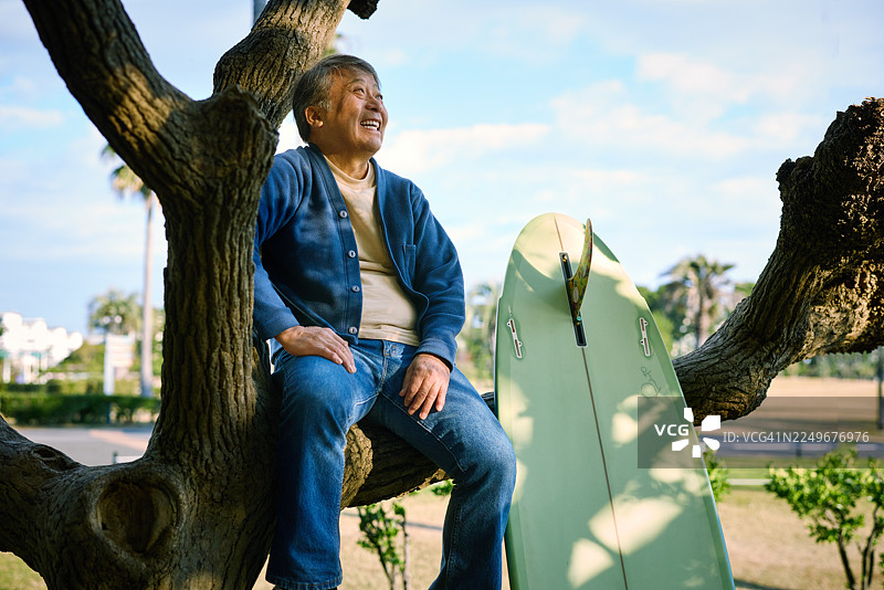 年长的男人在晨练中查看海浪图片素材