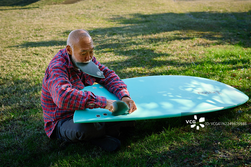 当地冲浪者准备的带鳍板的冲浪板图片素材