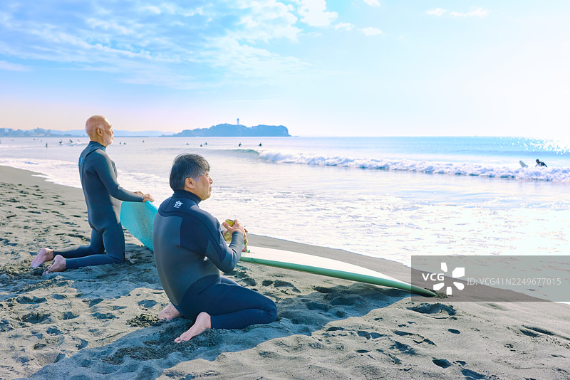 老年男性凝视太平洋地平线图片素材