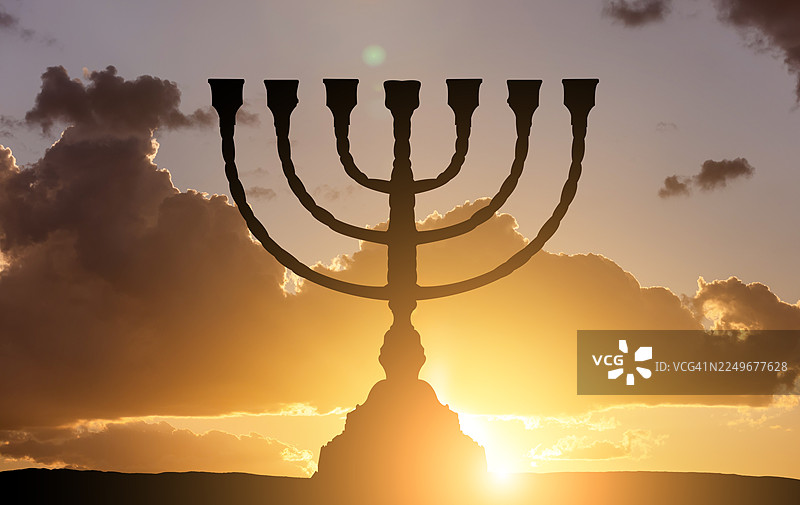 日落时分犹太烛台的剪影。光明节图片素材