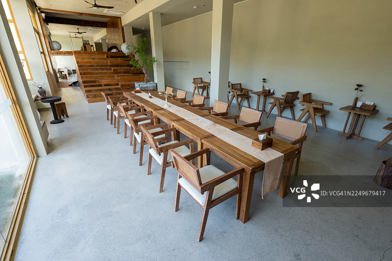 茶餐厅里的简易木制休闲桌椅图片素材