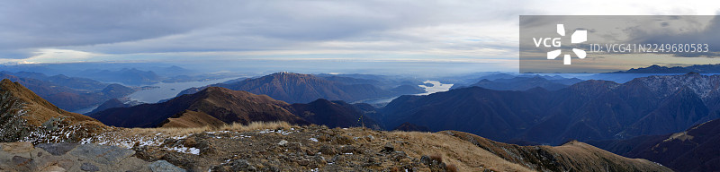 从陡峭的阿尔卑斯山峰上俯瞰马焦雷湖和奥尔塔湖的壮丽景色图片素材