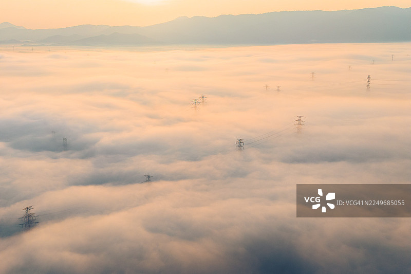 燃煤发电厂的烟囱管道向大气中排放二氧化碳。工业景观。图片素材