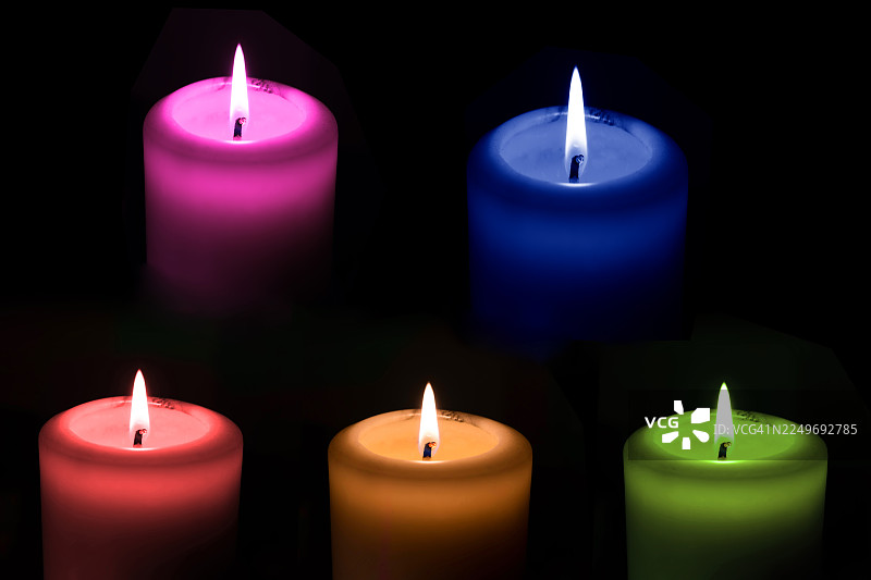 五根不同颜色的蜡烛，背景为黑色图片素材