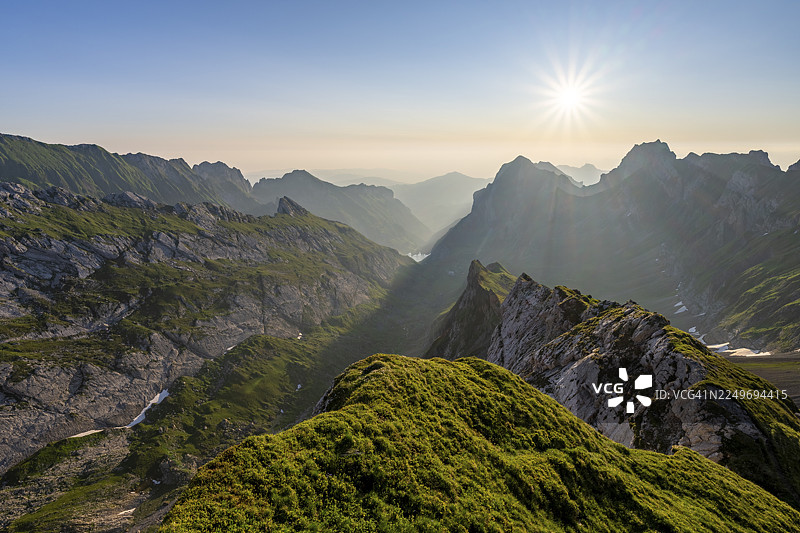 日出时阿尔卑斯坦山脉远眺梅格利萨尔普山谷，位于瑞士阿彭策尔的罗特施泰因山口，桑蒂斯山图片素材