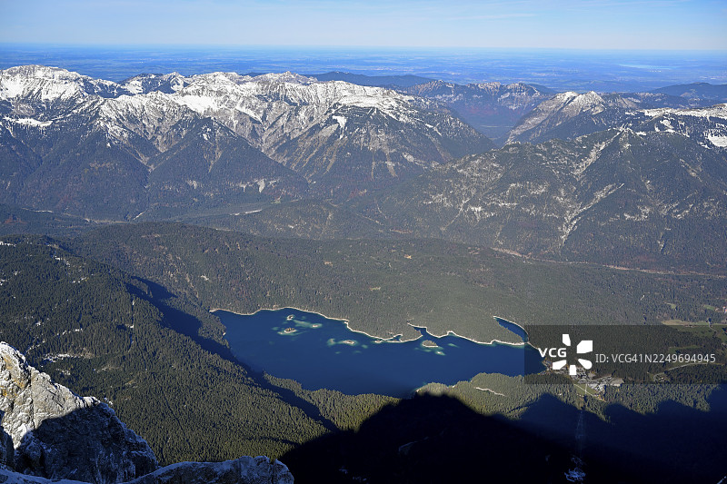 从楚格峰缆车（2962米）的山顶站看到的艾布湖（Eibsee）景色，位于巴伐利亚州加米施-帕滕基兴区格赖瑙市。图片素材