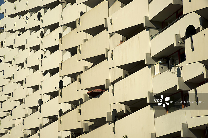 德国科隆市北莱茵-威斯特法伦州卫星城乔尔瓦伊勒的高层公寓楼，带有阳台和卫星天线图片素材