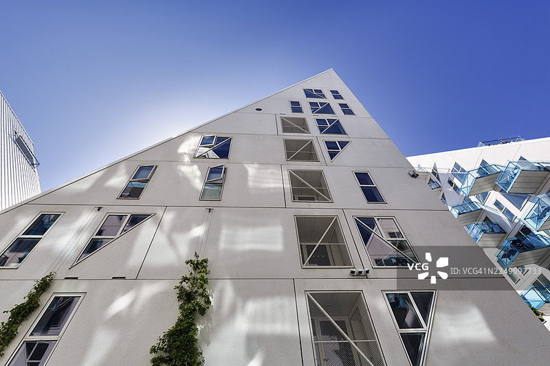 独特的白色住宅区,绿松石色的阳台映衬着蓝天,金字塔形的建筑,冰山建筑,现代建筑在港口,奥胡斯,日德兰,丹麦图片素材