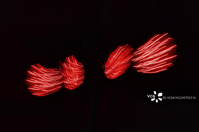 黑色背景上的红光反射，舞台聚光灯的光迹，米隆加，音乐会，动态模糊，德国图片素材