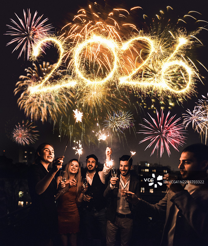 朋友们在屋顶庆祝新年图片素材