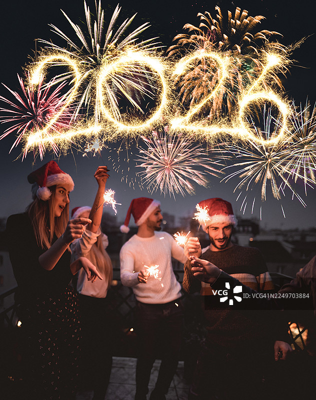朋友们在屋顶庆祝新年图片素材