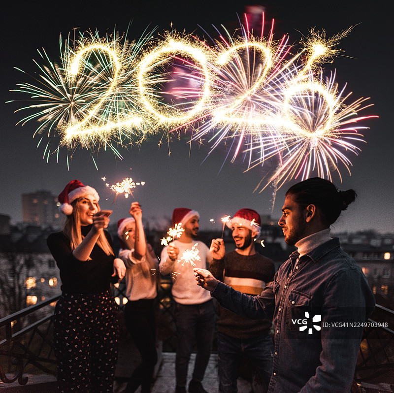 朋友们在屋顶庆祝新年图片素材