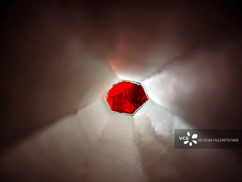 白色抽象六边形隧道，入口鲜红：激情与深度图片素材