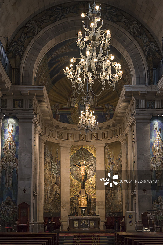 西班牙加利西亚维戈圣玛丽亚联合主教座堂高坛和中殿的内部景观。图片素材