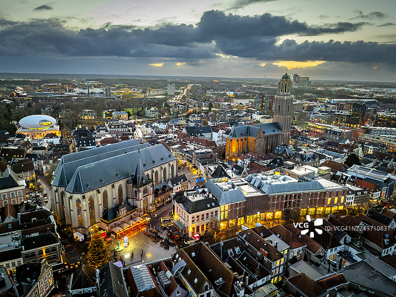 日落时分的兹沃勒市中心区图片素材