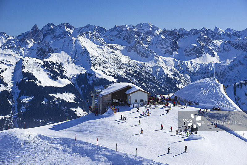 伊芬车站,哈嫩科普夫缆车站,戈特斯阿克高地,克莱因瓦尔塞尔河谷,福拉尔贝格州,奥地利,其后是阿尔高主山脊,巴伐利亚,德国图片素材