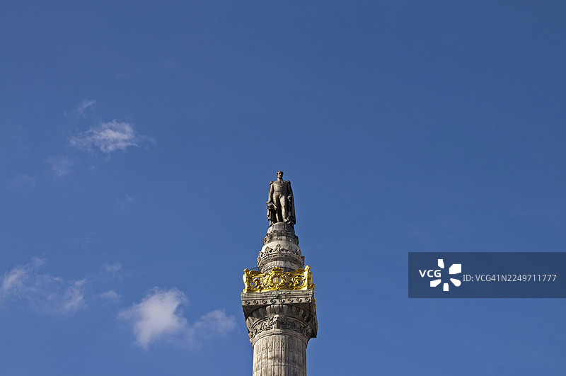 比利时布鲁塞尔国会广场上的国会柱（含顶部的利奥波德一世雕像）纪念碑图片素材
