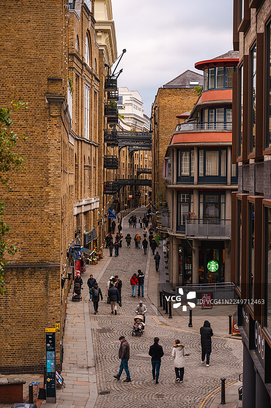 伦敦巴特勒码头的人们图片素材