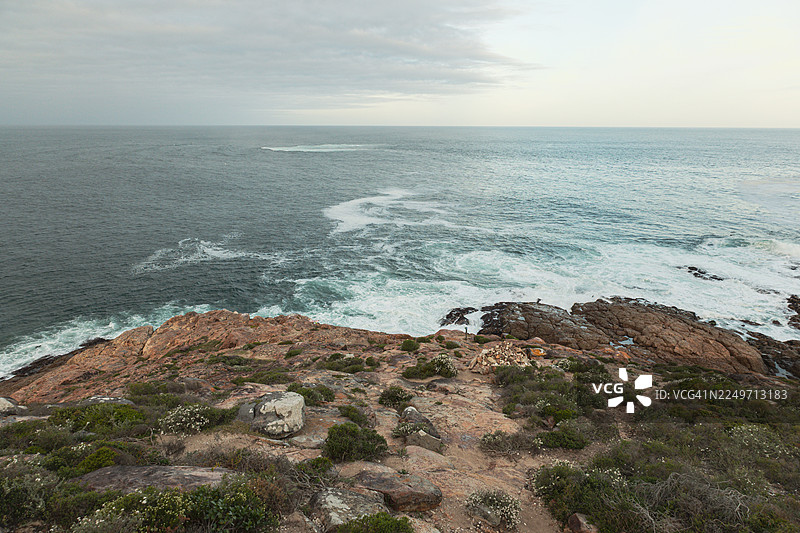 南非罗伯格自然保护区风景如画的海滨步道，在黄金时刻，有岩石悬崖、木制小径和海景。图片素材