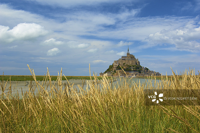 法国诺曼底布列塔尼地区，夏季的圣米歇尔山岛屿风光，拥有中世纪建筑图片素材