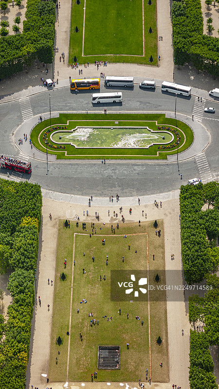 从埃菲尔铁塔上看到的战神广场的巴黎景象图片素材