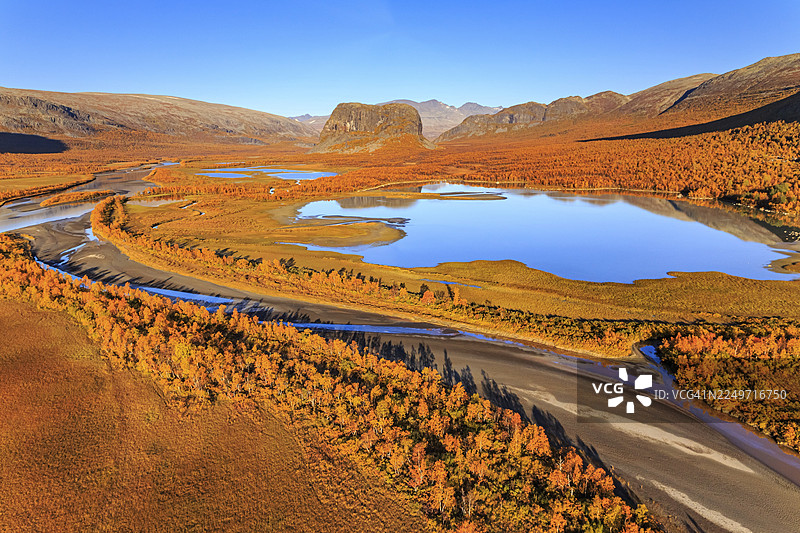 湖泊、河流、河三角洲、秋色、秋季、山脉、晴朗、鸟瞰图、拉帕达伦、纳马特耶和萨雷克国家公园景观、拉波尼亚、拉普兰、瑞典图片素材