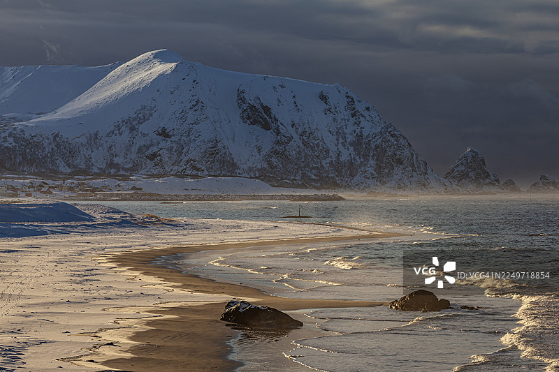 海滩，大海，海浪，海岸，风，山脉，云彩，冬天，雪，布莱克，韦斯特拉伦，挪威图片素材