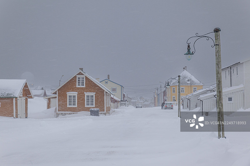 房屋、道路、雪、风、暴风雪、瓦尔多、瓦兰厄尔半岛、挪威图片素材