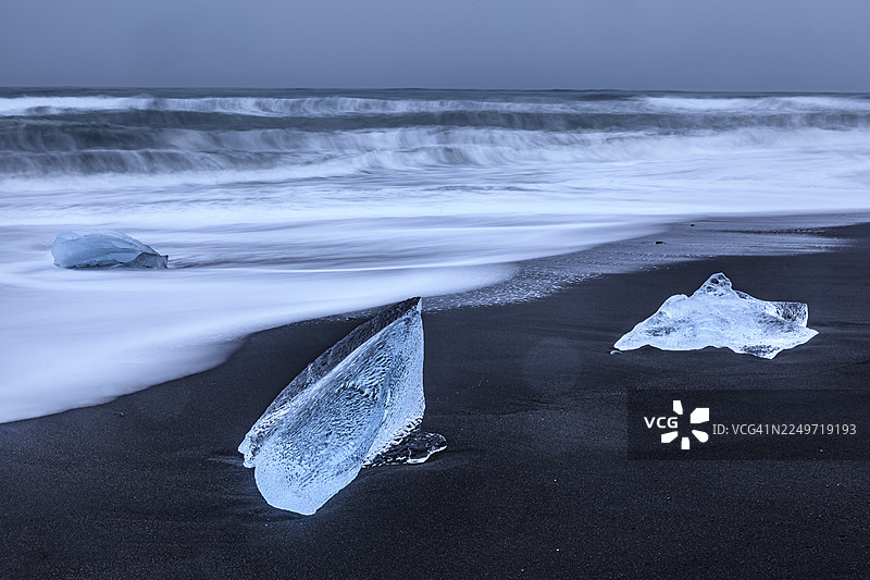 冰块，海滩，大海，海浪，多云，钻石沙滩，布雷达默克冰川湖，冰岛图片素材