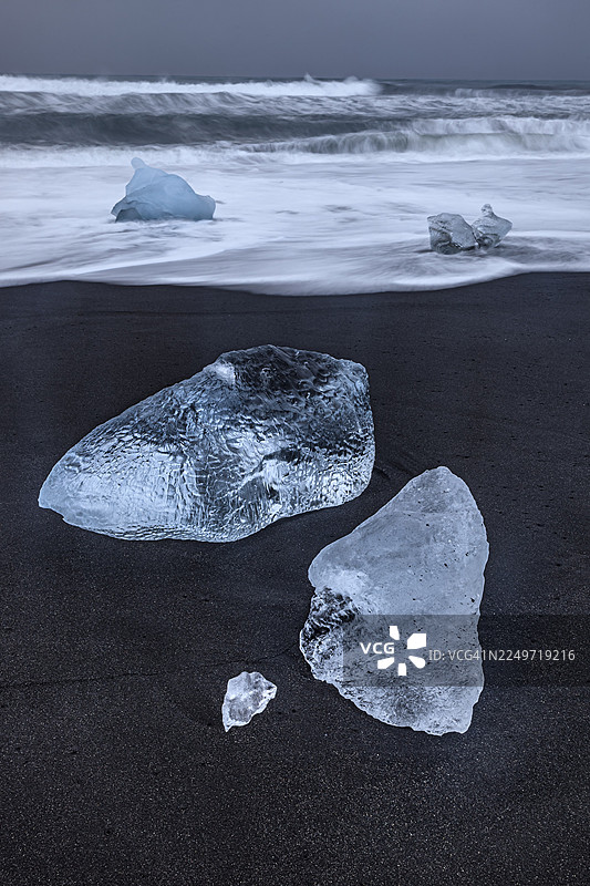 浮冰，海滩，海洋，海浪，多云，钻石沙滩，布雷达默克冰川泻湖，杰古沙龙冰河湖，冰岛图片素材