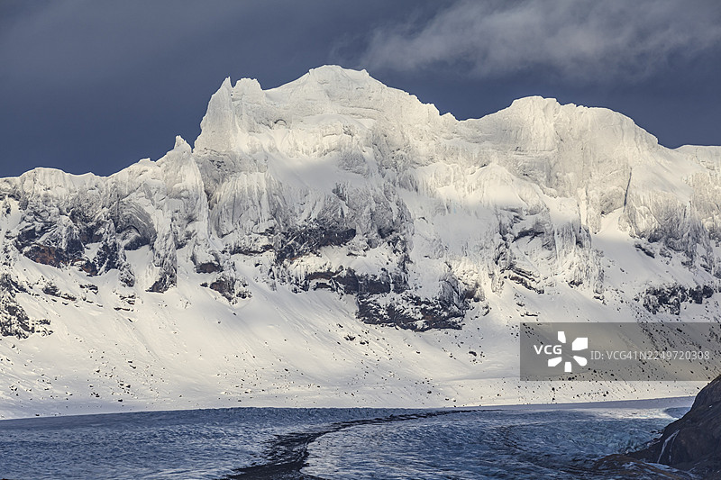 冰川，冰川舌，陡峭的雪山，阴郁的情绪，斯卡夫塔山冰川，斯卡夫塔山国家公园，冰岛图片素材