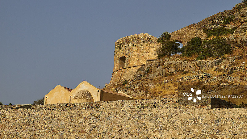 位于岩石地貌上的历史要塞，带有塔楼和小型建筑，威尼斯海防要塞，麻风病岛，斯皮纳隆加，埃卢达湾，米拉贝罗湾，东克里特，克里特，希腊岛屿，希腊图片素材