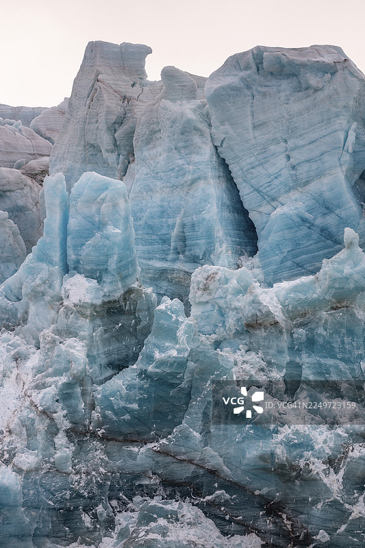 挪威斯瓦尔巴群岛和扬马延群岛斯匹次卑尔根岛伍德峡湾区莱夫德峡湾莫纳科布林冰川边缘的冰层形成图片素材