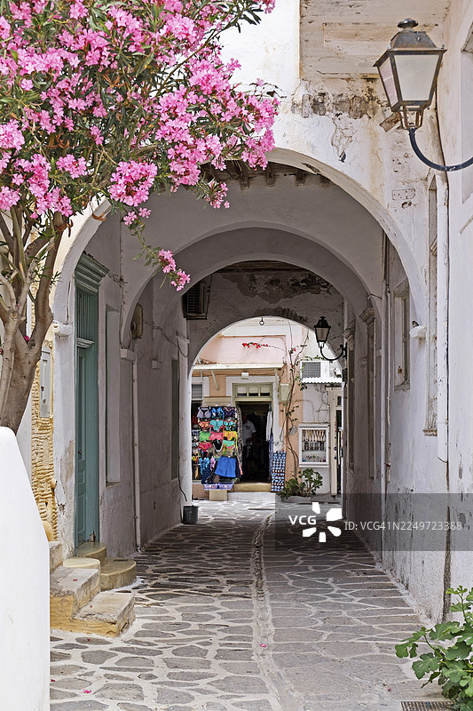 希腊帕罗斯岛帕里基亚老城区的小巷图片素材