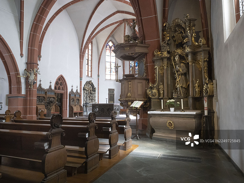 圣尼古拉斯祭坛,约1750年,位于德国莱茵兰-普法尔茨州摩泽尔河畔贝尔恩卡斯特尔圣米歇尔教区的南侧翼殿图片素材