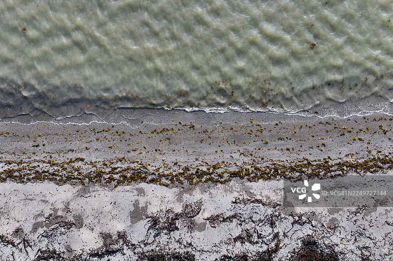 加拿大魁北克省安提科斯蒂岛，被誉为草莓湾（L'Anse-aux-Fraises）的海边泥石路图片素材
