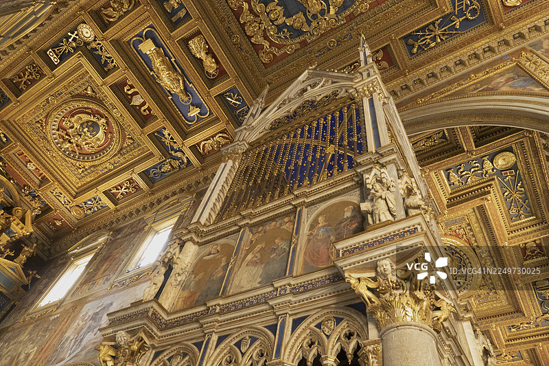 罗马圣约翰拉特朗大殿的耳堂、圣体盖和教皇祭坛，罗马教区主教座堂，罗马蒙蒂区图片素材