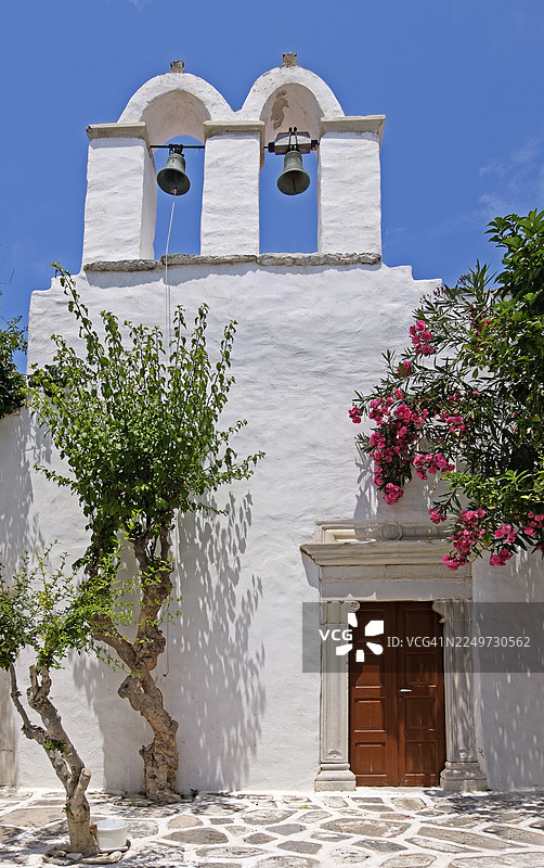希腊基克拉泽斯群岛帕罗斯岛帕里基亚的带钟楼的教堂图片素材