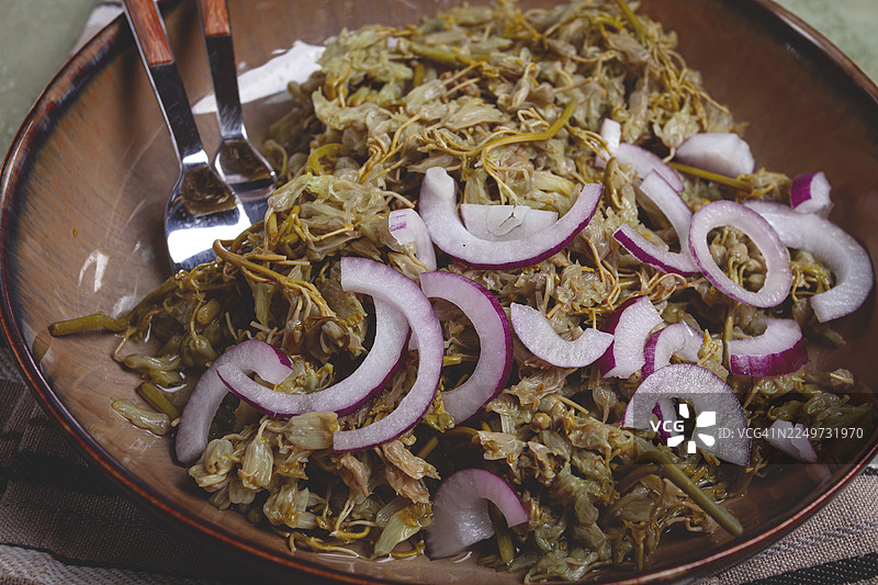 乔乔利，科尔奇斯克拉卡，乔乔利沙拉，配红洋葱和黄油，格鲁吉亚开胃菜，腌制乔乔利，无人物图片素材