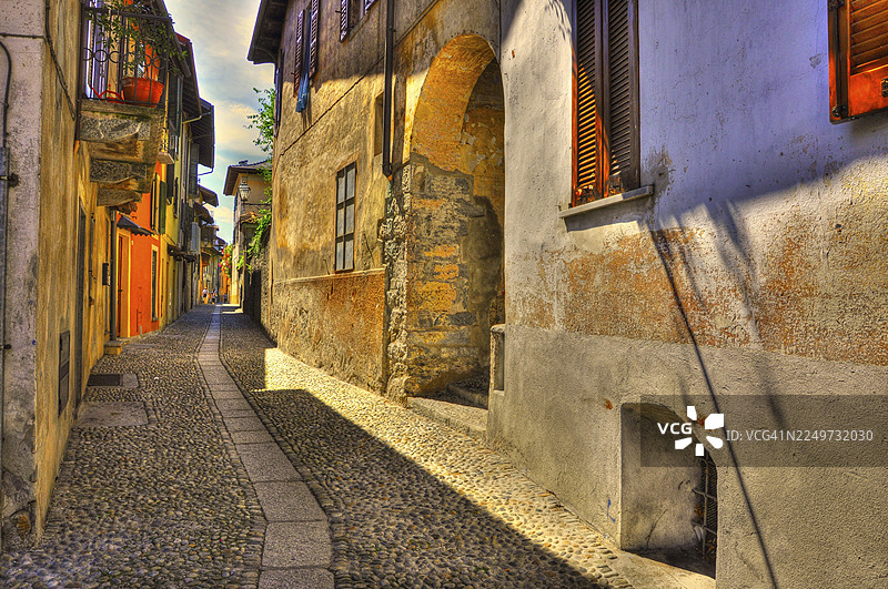 意大利皮埃蒙特卡诺比奥阳光明媚的日子里，古老美丽的狭窄石头巷道图片素材