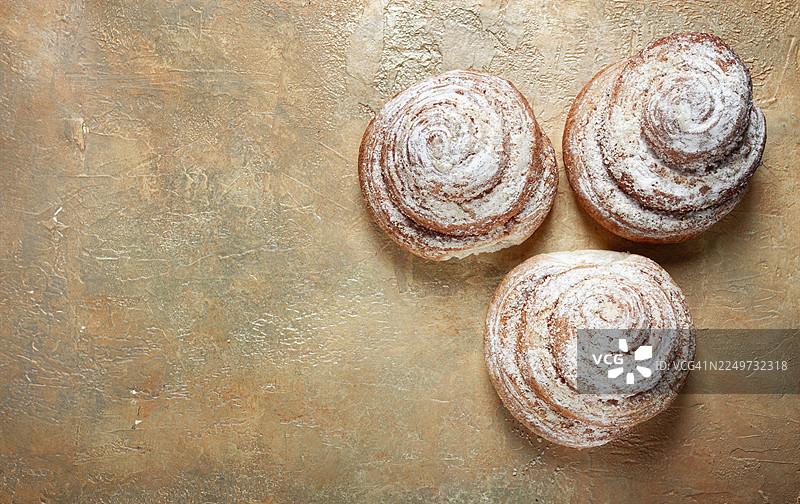 烘焙产品，柠檬扭扭面包，淋有白色糖霜，甜面包，玛芬，糕点，俯视视角，无人图片素材