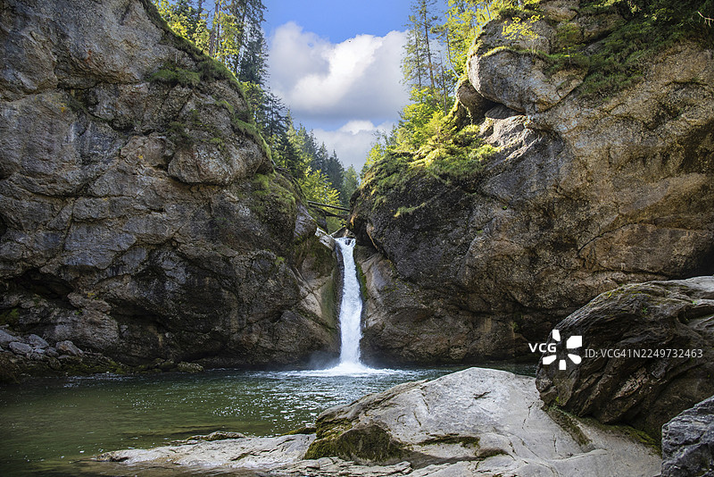 德国巴伐利亚州阿尔高地区施泰比斯附近的布赫内格瀑布图片素材