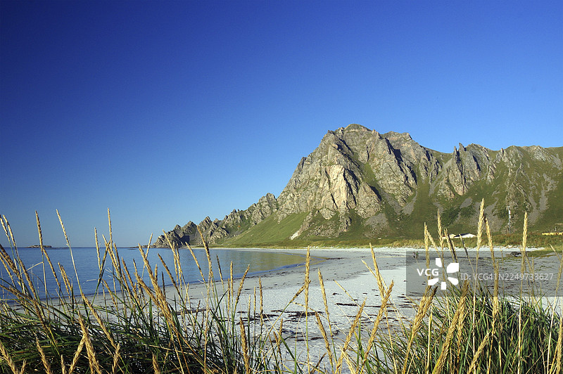 挪威诺尔兰郡韦斯特伦县兰岛布莱克岛，海中岛屿，平静的沙滩，蓝天白云图片素材