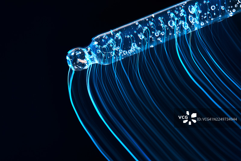 移液管抽取液体，化妆品精华液，生物技术图片素材