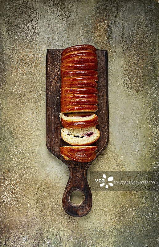 甜美的辫子面包，内填果酱和葡萄干，糕点，带馅甜面包，甜馅饼，无人图片素材