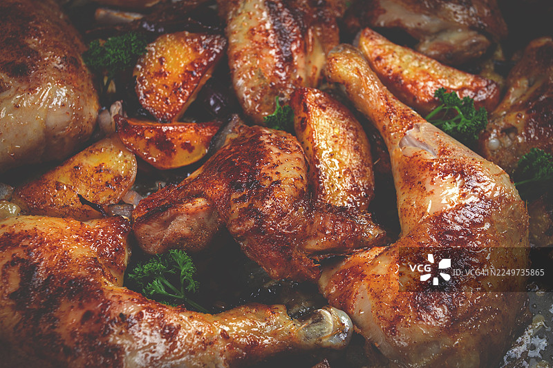 烤箱烤鸡腿配土豆和洋葱，自制，无人物图片素材
