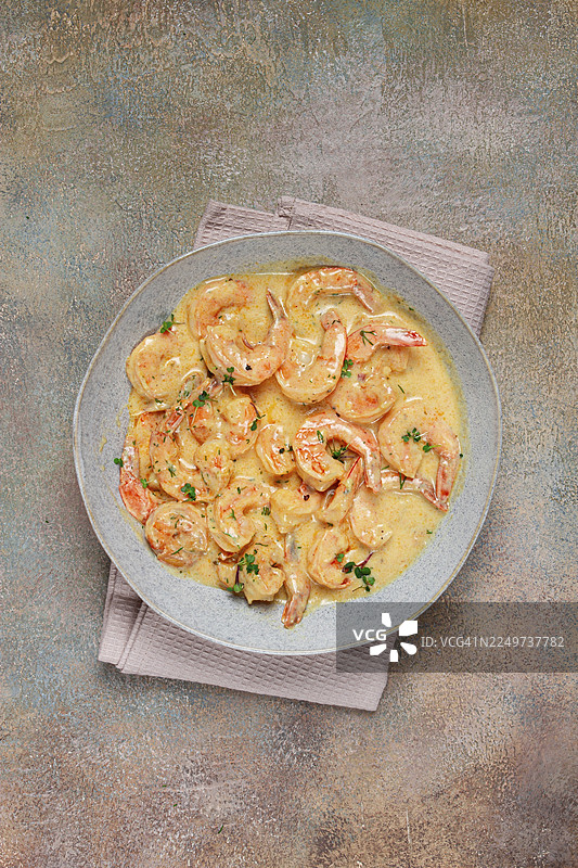 奶油蒜蓉酱汁虾，配以香料和香草图片素材
