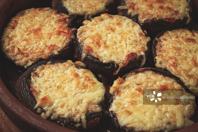 陶土锅中塞满苏鲁古尼奶酪的波特贝洛蘑菇，格鲁吉亚菜肴，热开胃菜图片素材