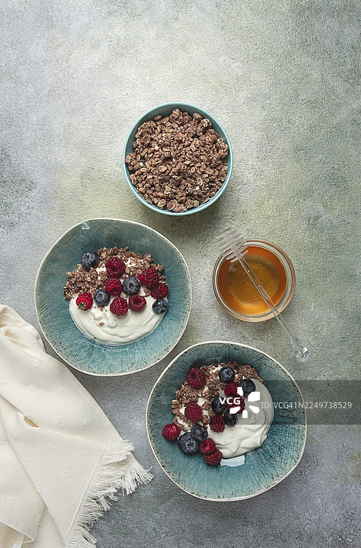 早餐，两碗，酸奶，含浆果的什锦麦片和蜂蜜，自制的，无人图片素材
